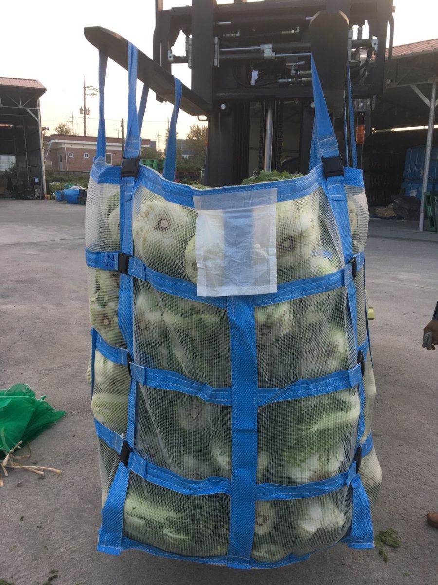 Agricultural mesh bulk bags with duffle top and discharge bottom