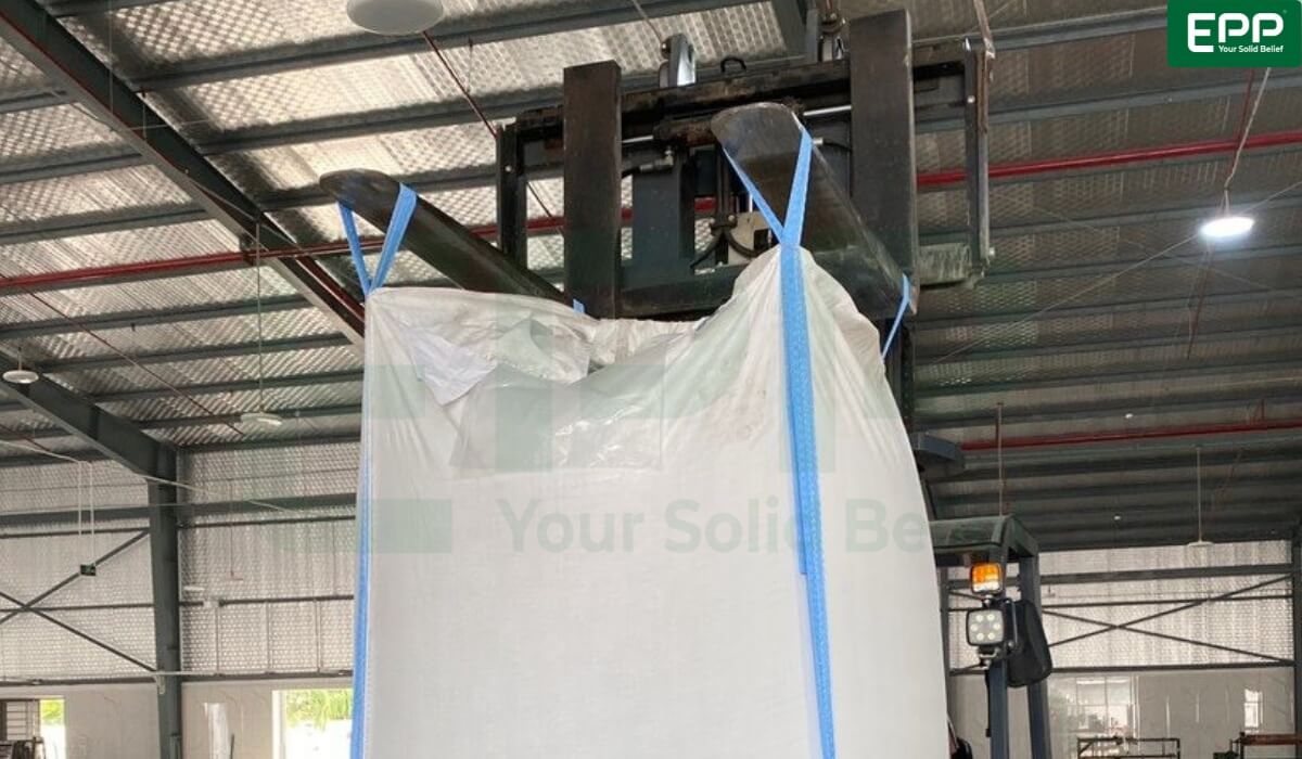 lifting bulk bags with corner loops by forklift