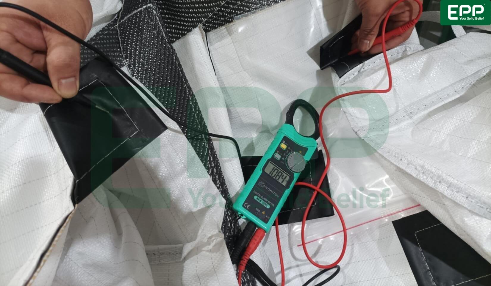 Testing resistance of type C conductive bag
