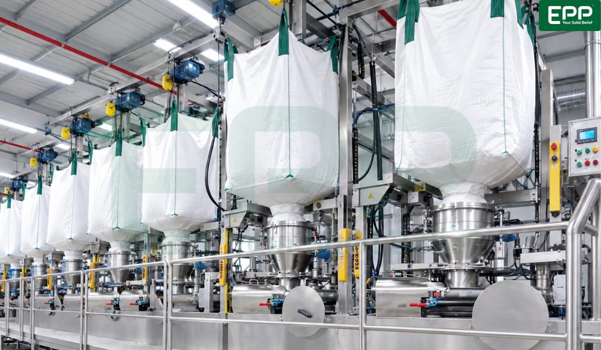 Fully automated FIBC discharger system engineered for dust-free discharge.