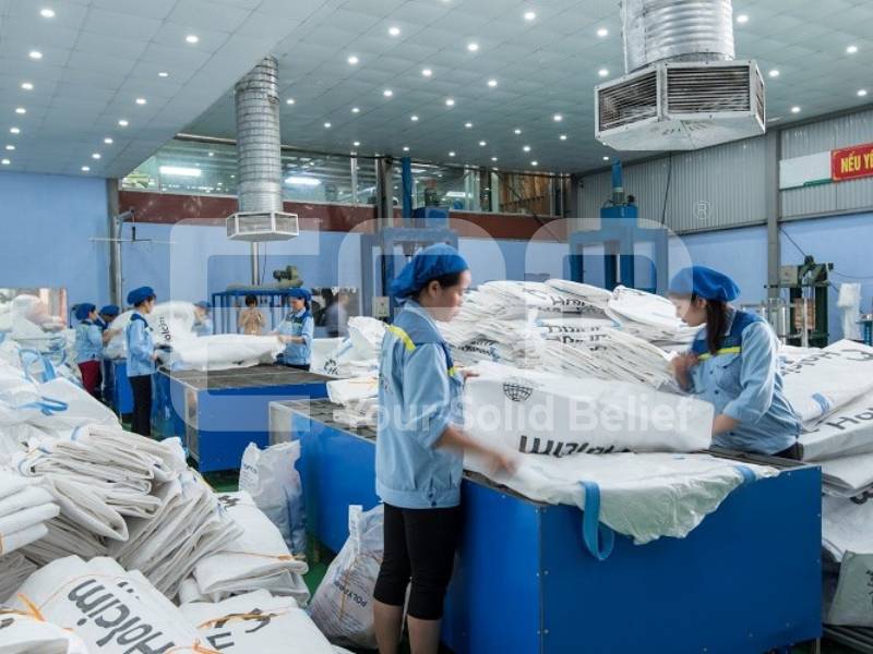 Folding FIBC bags in bales